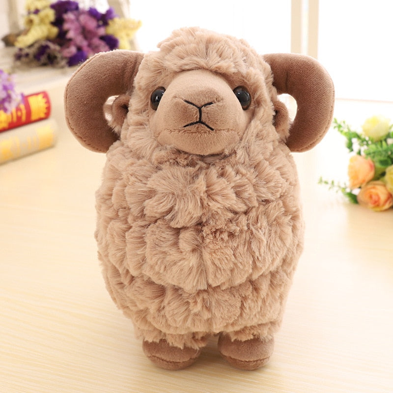 Peluche de oveja de cuernos grandes