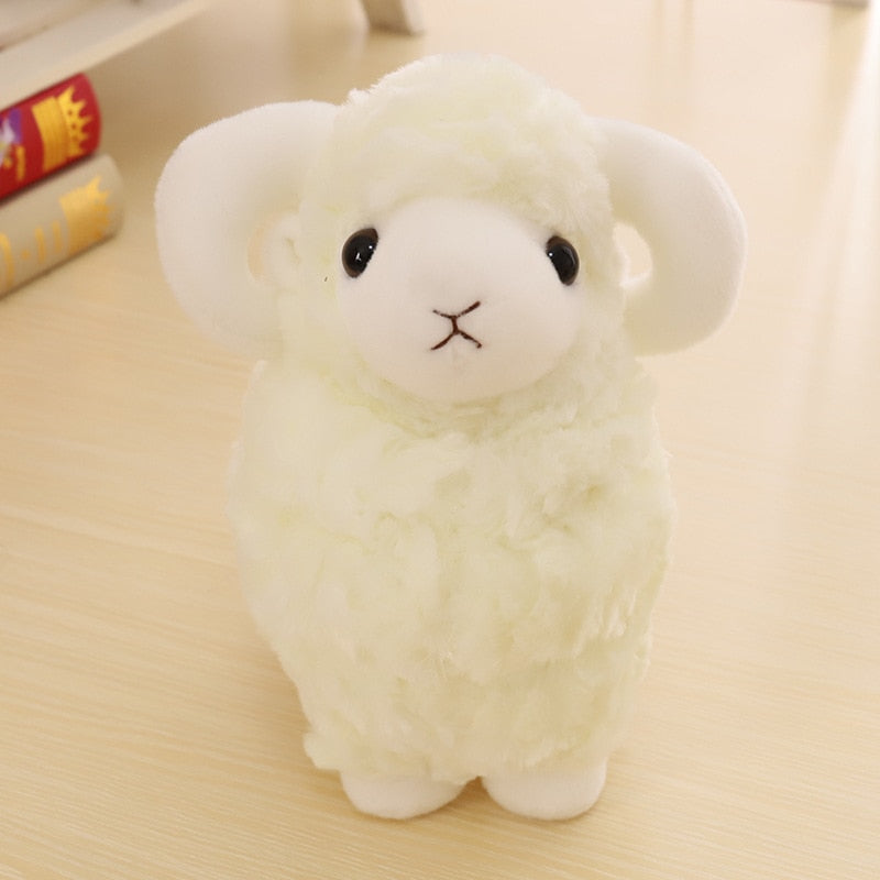 Peluche de oveja de cuernos grandes