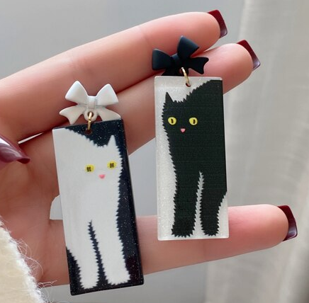 Pendientes de gato blanco y negro