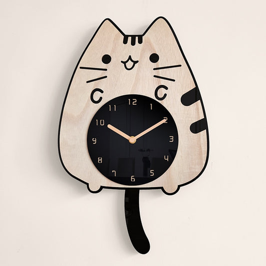 Reloj de madera con diseño de gato de dibujos animados.