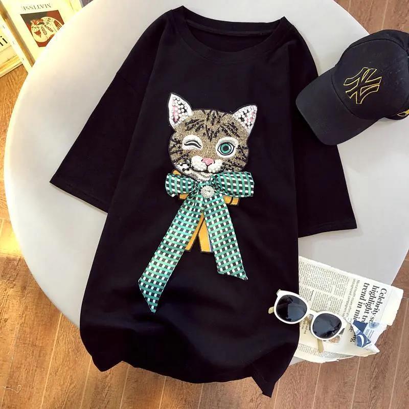 Camiseta con estampado de gato y lazo con cuentas