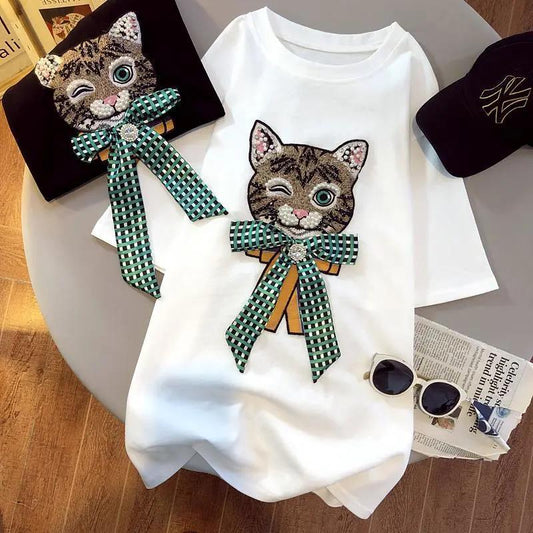 Camiseta con estampado de gato y lazo con cuentas